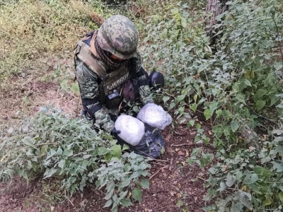 SEDENA y Polic&iacute;a Estatal activaron operativo para localizar a cuatro hombres que presuntamente ten&iacute;an en su poder un paquete de cristal y otro de goma de opio