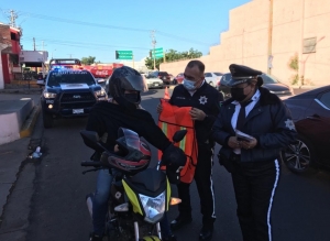 Implementan la campa&ntilde;a b&aacute;jale, y entregan chalecos reflectores a motociclistas
