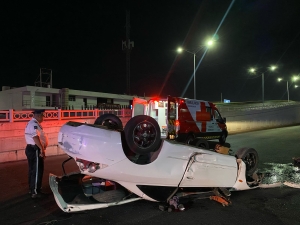 Hombre presuntamente alcoholizado terminó accidentado en el puente del cruce de la calzada Aeropuerto