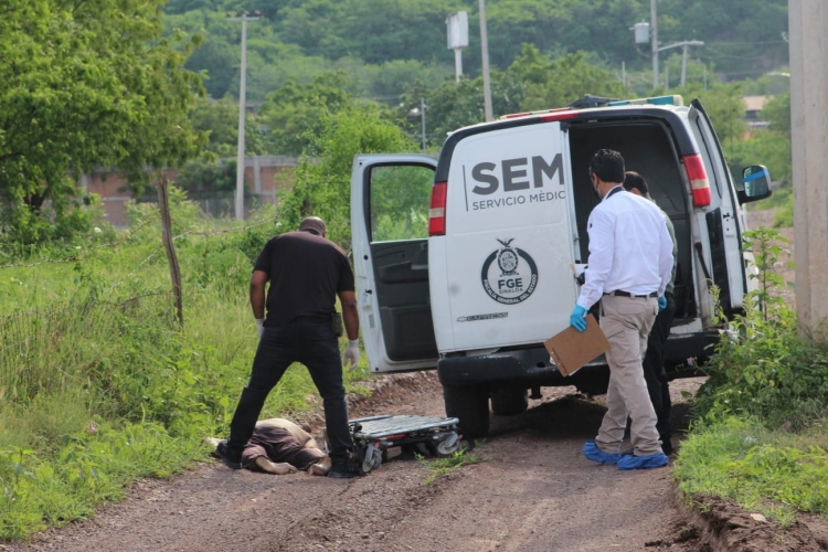 Hallan a un hombre asesinado a golpes, en la salida sur de Culiacán