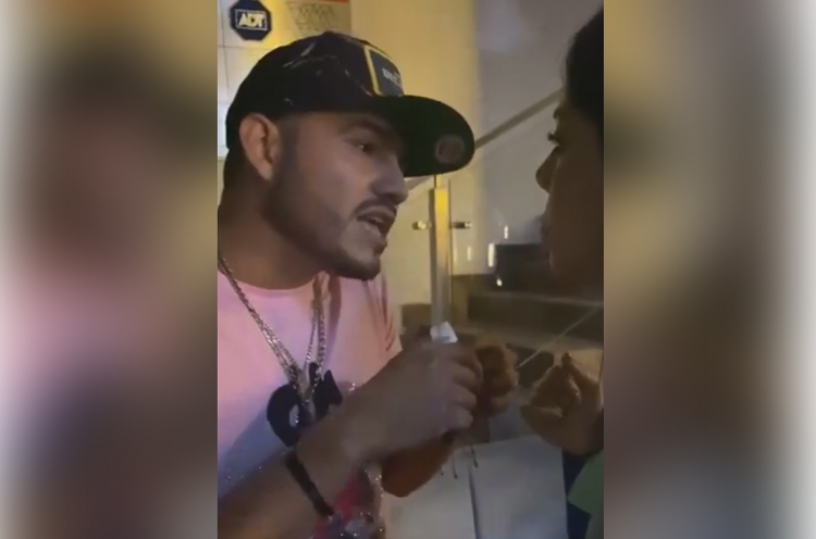 Acusan de lesbofobia a bar por desalojar a mujeres que se besaron