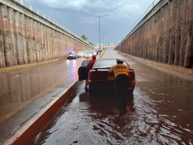 Cierran vialidades por la lluvia en Culiacán