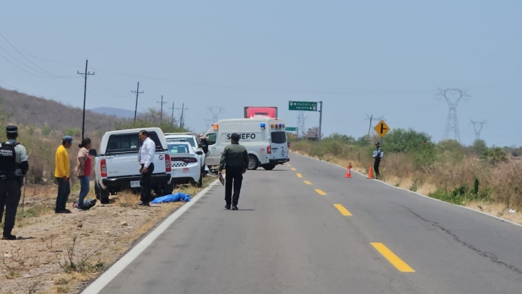 Mujer muere atropellada sobre la carretera México 15, en Higueras de Abuya, Culiacán