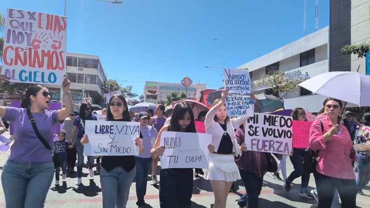 Al grito de "No somos una, no somos 10; pinche gobierno, cu&eacute;ntanos bien", marchan mujeres en Culiac&aacute;n