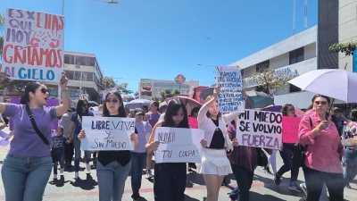 Al grito de "No somos una, no somos 10; pinche gobierno, cu&eacute;ntanos bien", marchan mujeres en Culiac&aacute;n