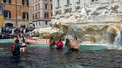 Ecologistas transforman la Fontana di Trevi en un s&iacute;mbolo de luto con sus acciones