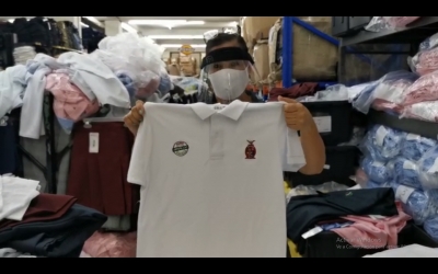 Madres reciben con agrado la entrega de uniformes