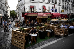 Francia reabre caf&eacute;s y museos tras cierre de 6 meses