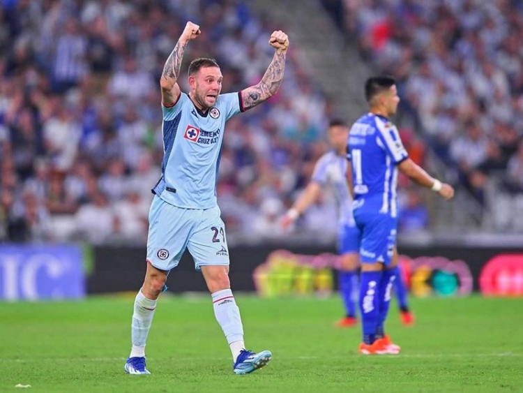 Cruz Azul saca m&iacute;nima ventaja de su visita a Rayados; gana 1-0 en el partido de Ida