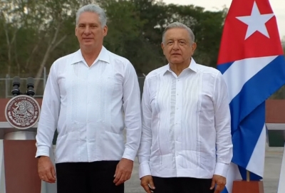 AMLO recibe a Miguel D&iacute;az-Canel, presidente de Cuba, en el aeropuerto de Campeche