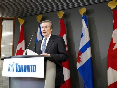 Renuncia el alcalde de Toronto tras descubrirse una relación con una ex empleada de su oficina