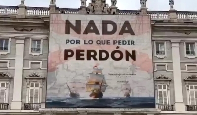 Colocan una supuesta lona colgada en la fachada del Palacio Real de Madrid