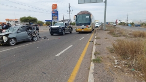 Carambola que termina en volcadura deja personas heridas, en la carretera La 20 en la sindicatura de Villa Juárez