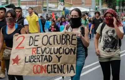 Grupos de choque irrumpen con violencia en la marcha del 2 de octubre en el Z&oacute;calo de la CDMX