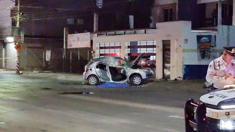 Un muerto y un herido en choque de vehículo contra fachada de domicilio, en Culiacán