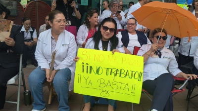 Dejan a trabajadores del Sector Salud sin su quincena, se manifiestan