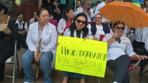 Dejan a trabajadores del Sector Salud sin su quincena, se manifiestan
