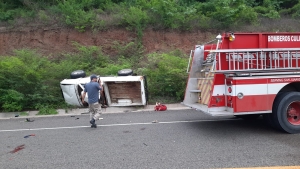 Volcadura de camioneta por la carretera Culiac&aacute;n-Imala deja j&oacute;venes heridos