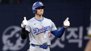 Shohei Ohtani batea su primer hit y se roba su primera base como jugador de los Dodgers