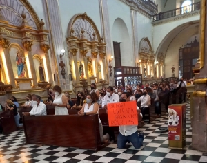 Polic&iacute;as claman a Dios para que les pague el alcalde JEF