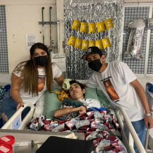 Cantan las ma&ntilde;anitas a Juanito quien est&aacute; en estado de coma en el Pedi&aacute;trico