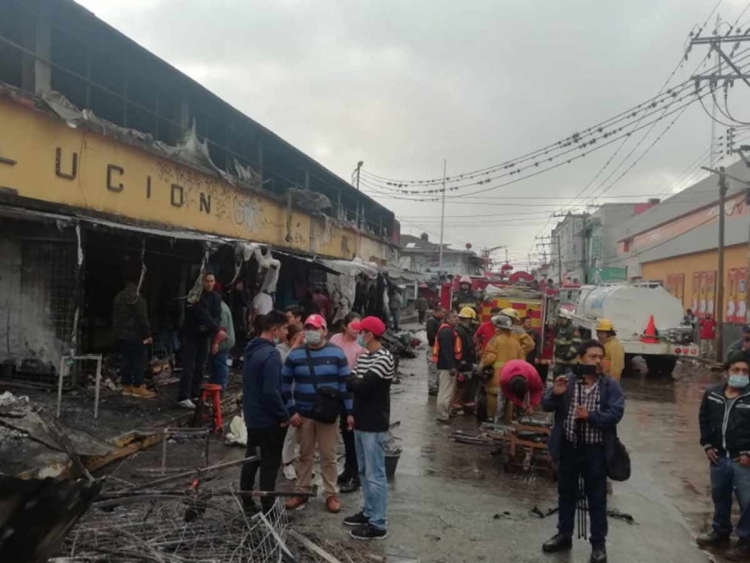 Mercado en Veracruz termina consumido por las llamas tras incendio