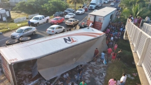 Se vuelca tr&aacute;iler de cerveza en Tabasco y pobladores de la zona hacen rapi&ntilde;a