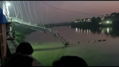 El puente colgante 'Morbi' se derrumba en India y decenas de personas caen al mar; hay m&aacute;s de 50 muertos