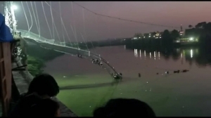 El puente colgante 'Morbi' se derrumba en India y decenas de personas caen al mar; hay m&aacute;s de 50 muertos