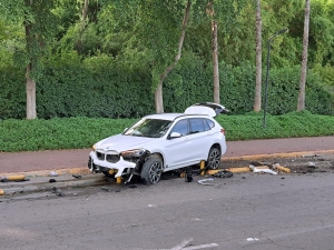 Una familia en una camioneta resulta con golpes leves tras impactarse contra unos postes de contenci&oacute;n de la ciclov&iacute;a del Jard&iacute;n Bot&aacute;nico, en Culiac&aacute;n