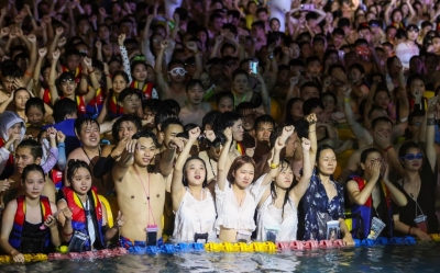 Realizan macro fiesta con miles de asistentes en Wuhan, donde comenz&oacute; el Covid-19