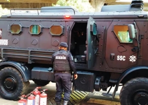 En Ciudad de México: Policías &#039;blindan&#039; el INE ante protesta de la CNTE; maestros bloquean también Hacienda, SEP y Bancos