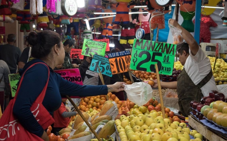 A 4 de cada 10 mexicanos no les alcanza para la canasta b&aacute;sica