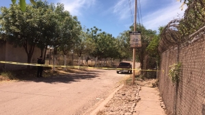 Asesinan a dos hombres y los abandonan en la caja de una camioneta, en Culiac&aacute;n