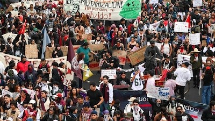 Reporteros denuncian golpiza y robo de equipo por parte de polic&iacute;as en el Metro Tlatelolco, tras la marcha estudiantil del 2 de Octubre