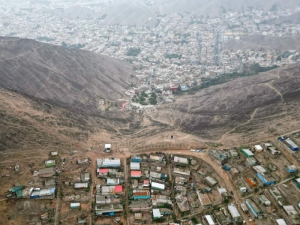 Derriban el 'Muro de la Verg&uuml;enza' de Lima; &iacute;cono de la desigualdad en Per&uacute;