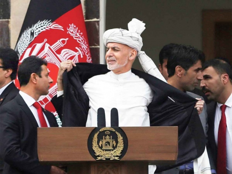 El gobierno afgano vuelve a las armas contra los talibanes