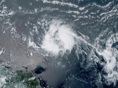 &quot;Bret&quot; evoluciona a Huracán categoría 1 y se dirige al Caribe