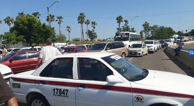Taxistas bloquean el bulevar Pedro Infante frente al Congreso; exigen freno a la competencia desleal de Uber, Didi y las otras APP