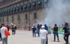 Normalistas de Ayotzinapa lanzan petardos a fachada de Palacio Nacional; hay 26 polic&iacute;as heridos