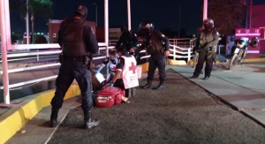 Un hombre es herido de un balazo y recibe auxilio de agentes de la policia