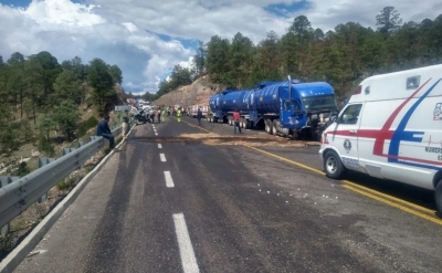 Fuerte carambola en la autopista Mazatl&aacute;n - El Salto deja al menos 10 personas heridas