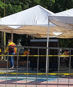 Los siervos de la naci&oacute;n con cooler y la poblaci&oacute;n en el calor&oacute;n