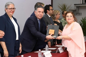 Entregan la medalla &ldquo;Ignacio Manuel Altamirano&rdquo; a maestros por 40 a&ntilde;os de servicio