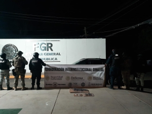 Aseguran una camioneta con impactos de arma de fuego y armas en el interior, inform&oacute; la SSP