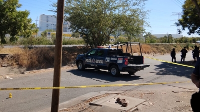 Hallan muerto a un hombre sobre un charco de sangre, a un lado del Canal 7, en Valles del Sol, en Culiac&aacute;n