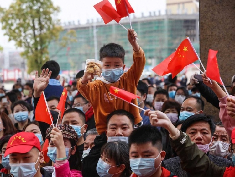 En China celebran por el fin de la cuarentena en la provincia de Hubei