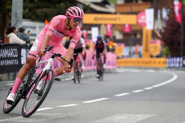 Mexicano Isaac del Toro pierde el liderato del Giro de Italia