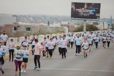 Colorida carrera en atenci&oacute;n a los ni&ntilde;os con autismo