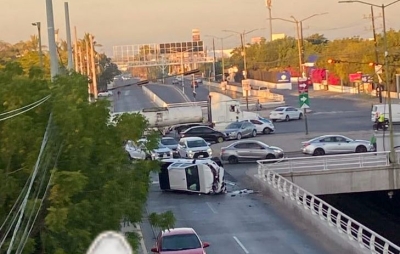 Tremendo choque en los Blvds. Lola Beltr&aacute;n y Arjona deja a una camioneta volcada y un herido, en Culiac&aacute;n